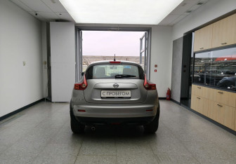 Подержанный автомобиль Nissan Juke 2012 года (5 фото)