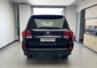 Подержанный автомобиль Toyota Land Cruiser Suv 2014 года (5 фото)