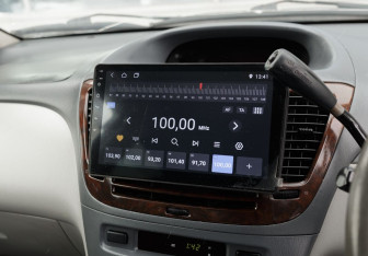 Подержанный автомобиль Toyota Nadia 2000 года (14 фото)