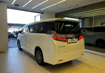 Подержанный автомобиль Toyota Vellfire 2019 года (5 фото)