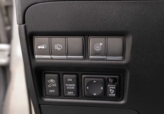 Подержанный автомобиль Nissan Patrol 2011 года (18 фото)
