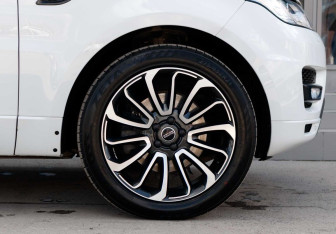 Подержанный автомобиль Land Rover Range Rover Sport 2017 года (9 фото)