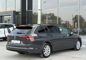 Подержанный автомобиль Volkswagen Golf Wagon 2021 года (5 фото)