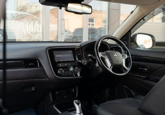 Подержанный автомобиль Mitsubishi Outlander 2017 года (10 фото)