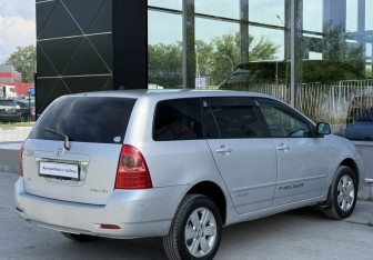 Подержанный автомобиль Toyota Corolla Wagon 2004 года (5 фото)