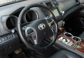 Подержанный автомобиль Toyota Highlander 2011 года (11 фото)