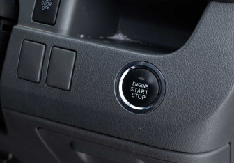 Подержанный автомобиль Toyota Voxy Minivan 2010 года (15 фото)