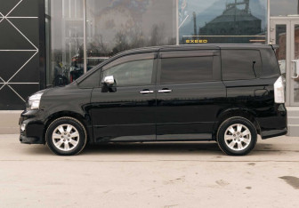 Подержанный автомобиль Toyota Voxy Minivan 2011 года (8 фото)