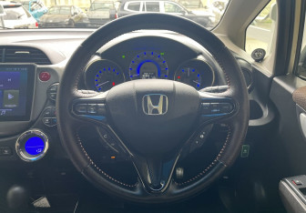 Подержанный автомобиль Honda Fit Shuttle 2012 года (10 фото)
