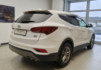 Подержанный автомобиль Hyundai Santa Fe 2017 года (5 фото)