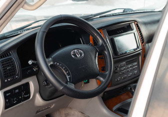 Подержанный автомобиль Toyota Land Cruiser Suv 2002 года (11 фото)