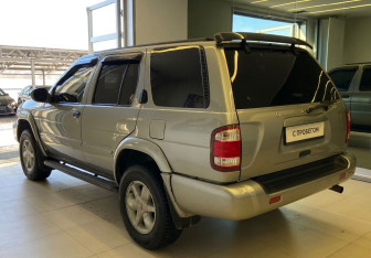 Подержанный автомобиль Nissan Pathfinder 2001 года (6 фото)
