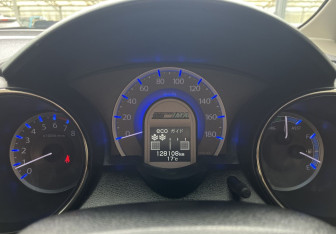 Подержанный автомобиль Honda Fit Shuttle 2012 года (11 фото)