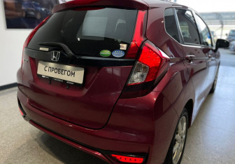 Подержанный автомобиль Honda Fit 2018 года (9 фото)