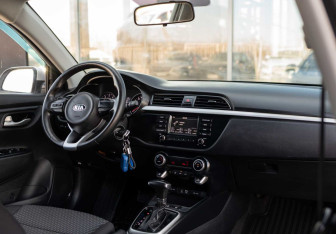 Подержанный автомобиль Kia Rio Sedan 2017 года (10 фото)