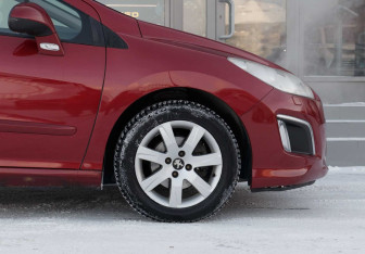 Подержанный автомобиль Peugeot 308 Hatchback 2012 года (9 фото)