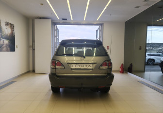 Подержанный автомобиль Lexus RX 2001 года (5 фото)