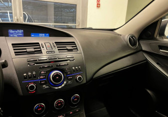 Подержанный автомобиль Mazda 3 Sedan 2012 года (9 фото)