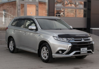 Подержанный автомобиль Mitsubishi Outlander 2017 года (3 фото)
