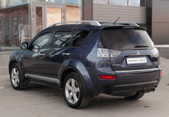 Подержанный автомобиль Mitsubishi Outlander 2008 года (7 фото)
