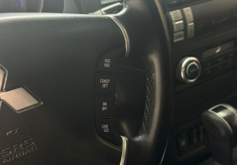 Подержанный автомобиль Mitsubishi Pajero 2011 года (13 фото)