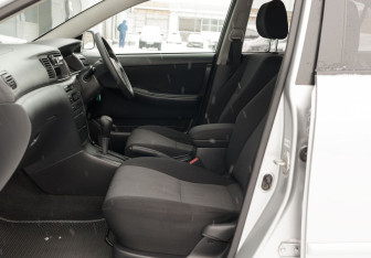 Подержанный автомобиль Toyota Corolla Hatchback 2001 года (18 фото)