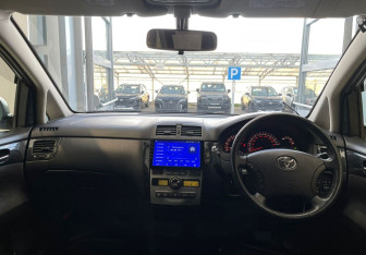 Подержанный автомобиль Toyota Ipsum 2005 года (12 фото)