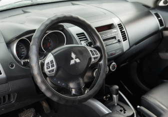 Подержанный автомобиль Mitsubishi Outlander 2008 года (11 фото)