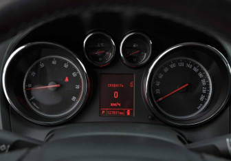 Подержанный автомобиль Opel Astra Sedan 2012 года (13 фото)