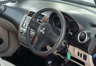 Подержанный автомобиль Mitsubishi Colt Wagon 2006 года (11 фото)