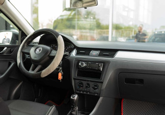 Подержанный автомобиль Skoda Rapid Liftback 2017 года (10 фото)