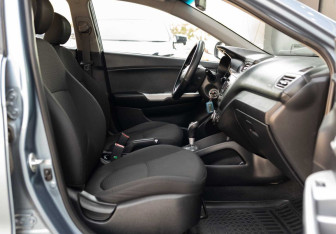 Подержанный автомобиль Kia Rio Hatchback 2015 года (19 фото)