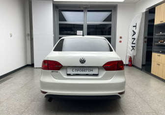 Подержанный автомобиль Volkswagen Jetta Sedan 2014 года (5 фото)