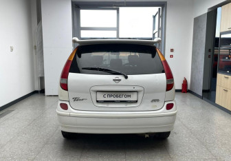Подержанный автомобиль Nissan Tino 1999 года (6 фото)