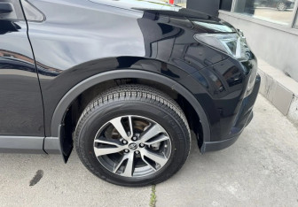 Подержанный автомобиль Toyota RAV4 2018 года (9 фото)