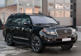 Подержанный автомобиль Toyota Land Cruiser Suv 2012 года (3 фото)
