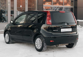 Подержанный автомобиль Nissan Note 2010 года (7 фото)