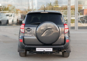 Подержанный автомобиль Toyota RAV4 2012 года (6 фото)