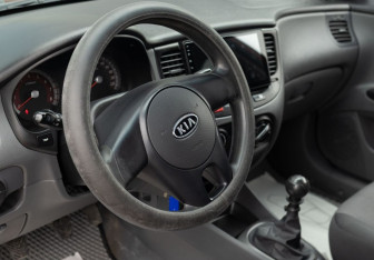 Подержанный автомобиль Kia Rio Hatchback 2009 года (13 фото)