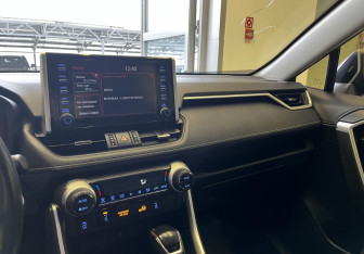 Подержанный автомобиль Toyota RAV4 2020 года (11 фото)