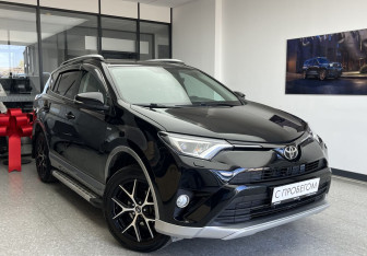 Подержанный автомобиль Toyota RAV4 2017 года (3 фото)