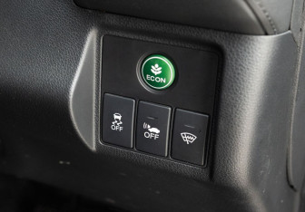 Подержанный автомобиль Honda Vezel 2013 года (17 фото)