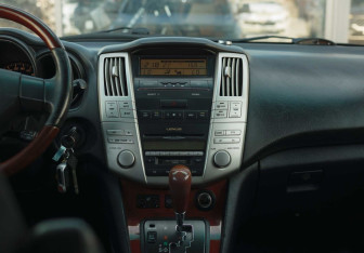 Подержанный автомобиль Lexus RX 2003 года (14 фото)