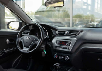 Подержанный автомобиль Kia Rio Sedan 2016 года (10 фото)