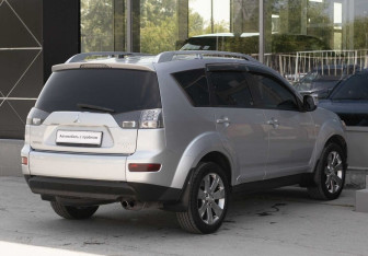 Подержанный автомобиль Mitsubishi Outlander 2008 года (5 фото)