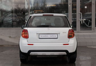 Подержанный автомобиль Suzuki SX4 Sedan 2013 года (6 фото)