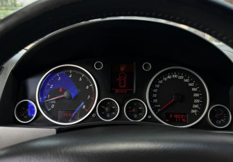 Подержанный автомобиль Volkswagen Touareg 2005 года (13 фото)