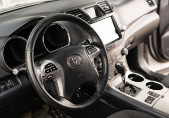 Подержанный автомобиль Toyota Highlander 2012 года (11 фото)