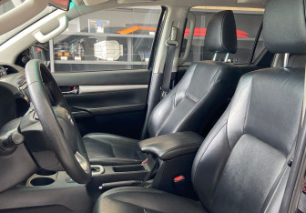 Подержанный автомобиль Toyota Hilux 2015 года (13 фото)