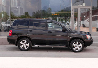 Подержанный автомобиль Toyota Highlander 2001 года (4 фото)